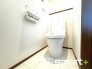 ～やはり便利なタンク式トイレ～
・最近はタンクレストイレもございますが、タンク式の場合は停電時もお水を流すことが可能。
・故障時なども比較的費用が安くなるなど、メリットが多くなります。
（１号棟）