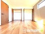 ～２面採光の明るいお部屋～
・洋室は２面採光とする事で穏やかな陽の入る明るい空間となっております。
・くつろぎのプライベート時間を明るい空間で穏やかにお過ごしいただけます。
（１号棟）