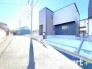 ～閑静な住宅街の立地～
・周辺は閑静な住宅街となっておりますので、静かな暮らしをご実現いただけます。
・前面道路の交通量も多くないので、小さなお子様がいるご家庭でもご安心ですね。
