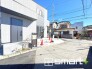 ～閑静な住宅街の立地～
・周辺は閑静な住宅街となっておりますので、静かな暮らしをご実現いただけます。
・前面道路の交通量も多くないので、小さなお子様がいるご家庭でもご安心ですね。

