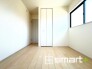 ～明るく暖かな光が差し込む洋室～
・窓からたっぷりの日差しが舞い込み、お部屋全体を優しく包み込んでくれます。
・収納スペースも付いているので整理整頓しやすく、生活空間が広がりますね。
