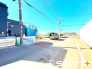 ～十分な広さのある前面道路～
・前面道路は約8ｍございますので、お車でのすれ違いも楽々で余計なストレスがかかりません。
・日々お車での移動が多い方には大切なポイントですね。
