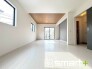 ～穏やかな陽の入るＬＤＫ～
・大きな窓のあるＬＤＫは陽当りも良好で明るい空間となっております。
・ご家族団らんなど過ごす時間の多いＬＤＫが明るいのは嬉しいポイントですね。
