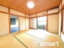～「和みの部屋」和室をご用意～
・ゴロンと寝転がったり、お子様のいるご家庭ではお子様を寝かしつけたり、などご活用いただける和室はゆったり８帖。
・やはり畳の香りは心が落ち着きますね。
