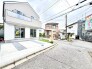 2号棟 ～閑静な住宅街の立地～
・周辺は閑静な住宅街となっておりますので、静かな暮らしをご実現いただけます。
・前面道路の交通量も多くないので、小さなお子様がいるご家庭でもご安心ですね。
