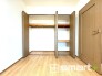 ～収納豊富な洋室～
・各居室に備え付けの収納をご用意。タンスなどを置く場合と比べ出っ張らないので部屋の中を有効のご活用いただけます。
・収納の広さなどぜひ現地でご確認くださいませ。
