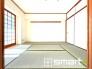 ～「和みの部屋」和室をご用意～
・ゴロンと寝転がったり、お子様のいるご家庭ではお子様を寝かしつけたり、などご活用いただける和室をご用意。
・やはり畳の香りは心が落ち着きますね。
