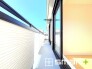 ～洗濯物も干しやすいバルコニー～
・陽当たり良好な南側のバルコニーは３部屋から出入りができて毎日のお洗濯も快適。
・物干し竿受けが標準装備されております。テラス屋根等のオプションもお気軽にご相談くださいませ。
(Ａ号棟)