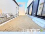 ～お庭もある余裕の敷地～
・広々した敷地にはお庭もご用意。お庭があるだけで余裕を感じますね。
・防草シートや人工芝の敷設などのオプションもお気軽にご相談くださいませ。
(Ａ号棟)