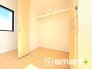 ～収納豊富な洋室～
・各居室に備え付けの収納をご用意。タンスなどを置く場合と比べ出っ張らないので部屋の中を有効のご活用いただけます。
・収納の広さなどぜひ現地でご確認くださいませ。
(Ａ号棟)