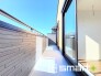 ～洗濯物も干しやすいバルコニー～
・陽当たり良好な南側のバルコニーは2部屋から出入りができて毎日のお洗濯も快適。
・物干し竿受けが標準装備されております。テラス屋根等のオプションもお気軽にご相談くださいませ。
