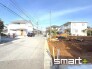 ～閑静な住宅街の立地～
・周辺は閑静な住宅街となっておりますので、静かな暮らしをご実現いただけます。
・前面道路の交通量も多くないので、小さなお子様がいるご家庭でもご安心ですね。
