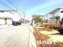 2号棟 ～閑静な住宅街の立地～
・周辺は閑静な住宅街となっておりますので、静かな暮らしをご実現いただけます。
・前面道路の交通量も多くないので、小さなお子様がいるご家庭でもご安心ですね。
