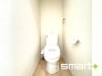 ～やはり便利なタンク式トイレ～
・最近はタンクレストイレもございますが、タンク式の場合は停電時もお水を流すことが可能。
・故障時なども比較的費用が安くなるなど、メリットが多くなります。
（１号棟）