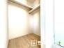 ～憧れのウォークインクローゼット～
・居室にウォークインを設ける事で季節ものや趣味の用具などもスッキリと収納可能です。
・ぜひ現地でその便利さをご体感くださいませ。
（１号棟）