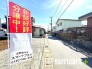 2号棟 ～十分な広さのある前面道路～
・前面道路は約４ｍございますので、お車でのすれ違いも可能で余計なストレスがかかりません。
・日々お車での移動が多い方には大切なポイントですね。
