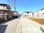 2号棟 ～閑静な住宅街の立地～
・周辺は閑静な住宅街となっておりますので、静かな暮らしをご実現いただけます。
・前面道路の交通量も多くないので、小さなお子様がいるご家庭でもご安心ですね。
