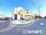～十分な広さのある前面道路～
・前面道路は約４．５ｍございますので、お車でのすれ違いも楽々で余計なストレスがかかりません。
・日々お車での移動が多い方には大切なポイントですね。
（Ａ号棟）
