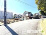 ～十分な広さのある前面道路～
・前面道路は約６ｍございますので、お車でのすれ違いも楽々で余計なストレスがかかりません。
・日々お車での移動が多い方には大切なポイントですね。
