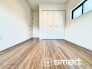 ～収納豊富な洋室～
・各居室に備え付けの収納をご用意。タンスなどを置く場合と比べ出っ張らないので部屋の中を有効のご活用いただけます。
・収納の広さなどぜひ現地でご確認くださいませ。
(１号棟)