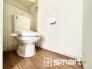 ～ウォシュレット付トイレ～
・清潔感あるウォシュレット付です。
・背面にある棚はトイレットペーパーなどの置き場や飾り棚としても利用できますね。
（１号棟）
