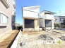 1号棟 ～ベタ基礎でしっかりとした土台～
・コンクリートの中に鉄筋を配し強度を高めた「ベタ基礎」を採用。
・しっかりとした土台を造ったうえで、その上に建物が築造されていきます。
