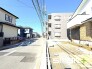 1号棟 ～閑静な住宅街の立地～
・周辺は閑静な住宅街となっておりますので、静かな暮らしをご実現いただけます。
・前面道路の交通量も多くないので、小さなお子様がいるご家庭でもご安心ですね。
