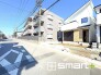 1号棟 ～十分な広さのある前面道路～
・前面道路は約６．５ｍございますので、お車でのすれ違いも楽々で余計なストレスがかかりません。
・日々お車での移動が多い方には大切なポイントですね。
