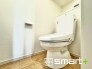 ～ウォシュレット付トイレ～
・清潔感あるウォシュレット付です。
・背面にある棚はトイレットペーパーなどの置き場や飾り棚としても利用できますね。