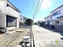 2号棟 ～十分な広さのある前面道路～
・前面道路は約６．５ｍございますので、お車でのすれ違いも楽々で余計なストレスがかかりません。
・日々お車での移動が多い方には大切なポイントですね。
