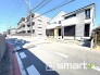 2号棟 ～閑静な住宅街の立地～
・周辺は閑静な住宅街となっておりますので、静かな暮らしをご実現いただけます。
・前面道路の交通量も多くないので、小さなお子様がいるご家庭でもご安心ですね。
