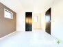 ～２面採光の明るいお部屋～
・洋室は２面採光とする事で穏やかな陽の入る明るい空間となっております。
・くつろぎのプライベート時間を明るい空間で穏やかにお過ごしいただけます。
（１号棟）