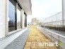 ～人工芝のある綺麗なお庭～
・標準で人工芝を敷設しておりますので、見た目にも綺麗なお庭となっております。
・人工芝の場合雑草が生えてこず、管理が楽なのも嬉しいポイントです。
