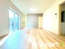 ～穏やかな陽の入るＬＤＫ～
・大きな窓のあるＬＤＫは陽当りも良好で明るい空間となっております。
・ご家族団らんなど過ごす時間の多いＬＤＫが明るいのは嬉しいポイントですね。
