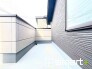 ～屋根付きのバルコニー～
・バルコニーは屋根付きなので急な雨でも安心です。
・奥行きもあるので洗濯物が干しやすいのも嬉しいポイントですね。
（１号棟）