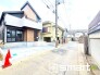 ～閑静な住宅街の立地～
・周辺は閑静な住宅街となっておりますので、静かな暮らしをご実現いただけます。
・前面道路の交通量も多くないので、小さなお子様がいるご家庭でもご安心ですね。
（１号棟）