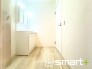 ～シャワー付き洗面台を採用～
・洗面台の蛇口がホースで伸びシャワーとしてご利用可能。
・朝の寝ぐせ直しなどにシャワーを使いたい時、洗面台の掃除をする際にも便利にお使いいただけますよ。
（１号棟）