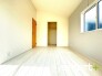 ～収納豊富な洋室～
・各居室に備え付けの収納をご用意。タンスなどを置く場合と比べ出っ張らないので部屋の中を有効のご活用いただけます。
・収納の広さなどぜひ現地でご確認くださいませ。
