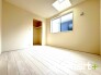 ～２面採光の明るいお部屋～
・洋室は２面採光とする事で穏やかな陽の入る明るい空間となっております。
・くつろぎのプライベート時間を明るい空間で穏やかにお過ごしいただけます。
