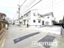 ～十分な広さのある前面道路～
・前面道路は約５ｍございますので、お車でのすれ違いも楽々で余計なストレスがかかりません。
・日々お車での移動が多い方には大切なポイントですね。