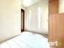 ～お住まいの顔「玄関」～
・圧迫感がなくスッキリ広々とした印象の玄関。窓からは明るい陽光が差し込みます。
・飾り棚としても演出できるコの字型の下駄箱は大容量の収納力。ミラー付なので朝やお出かけ前の身支度チェックに大活躍です。