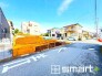 ～十分な広さのある前面道路～
・前面道路は約５ｍございますので、お車でのすれ違いも楽々で余計なストレスがかかりません。
・日々お車での移動が多い方には大切なポイントですね。
