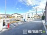 ～閑静な住宅街の立地～
・周辺は閑静な住宅街となっておりますので、静かな暮らしをご実現いただけます。
・前面道路の交通量も多くないので、小さなお子様がいるご家庭でもご安心ですね。
（１号棟）