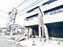 ～閑静な住宅街の立地～
・周辺は閑静な住宅街となっておりますので、静かな暮らしをご実現いただけます。
・前面道路の交通量も多くないので、小さなお子様がいるご家庭でもご安心ですね。
（１号棟）