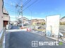 ～ベタ基礎でしっかりとした土台～
・コンクリートの中に鉄筋を配し強度を高めた「ベタ基礎」を採用。
・しっかりとした土台を造ったうえで、その上に建物が築造されていきます。
（１号棟）