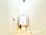 ～やはり便利なタンク式トイレ～
・最近はタンクレストイレもございますが、タンク式の場合は停電時もお水を流すことが可能。
・故障時なども比較的費用が安くなるなど、メリットが多くなります。
（１号棟）