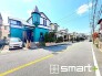 ～十分な広さのある前面道路～
・前面道路は約６ｍございますので、お車でのすれ違いも楽々で余計なストレスがかかりません。
・日々お車での移動が多い方には大切なポイントですね。
