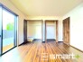 ～収納豊富な洋室～
・各居室に備え付けの収納をご用意。タンスなどを置く場合と比べ出っ張らないので部屋の中を有効のご活用いただけます。
・収納の広さなどぜひ現地でご確認くださいませ。
