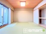 ～「和みの部屋」和室をご用意～
・ゴロンと寝転がったり、お子様のいるご家庭ではお子様を寝かしつけたり、などご活用いただける和室をご用意。
・やはり畳の香りは心が落ち着きますね。
