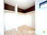 ～収納豊富な洋室～
・各居室に備え付けの収納をご用意。タンスなどを置く場合と比べ出っ張らないので部屋の中を有効のご活用いただけます。
・収納の広さなどぜひ現地でご確認くださいませ。